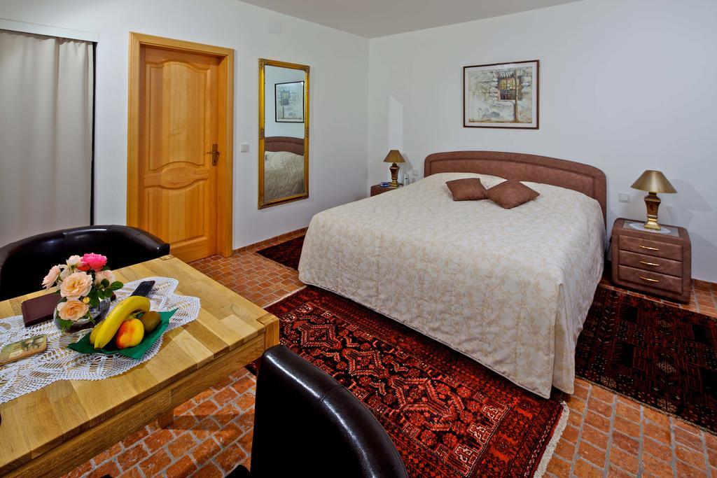 Hotel Gästehaus Samira Purbach am Neusiedlersee Zimmer foto